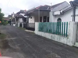 Tanah dan bangunan rumah dlm perumahan belakang hotel hyatt
