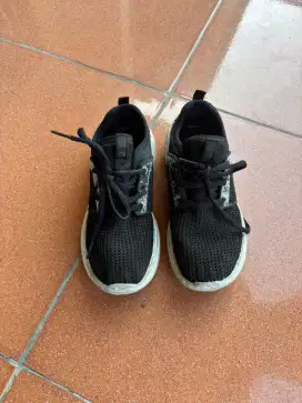 Sepatu anak second skechers sizr 32