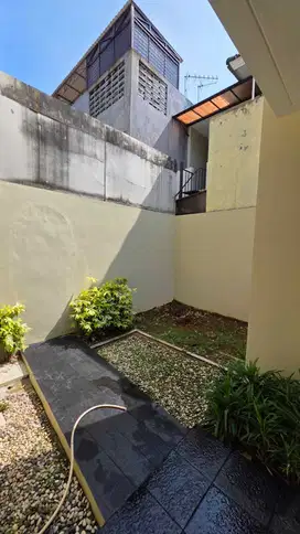 Rumah 2 Lantai Depan Taman Hadap Selatan - San Lorenzo, Gading Serpong