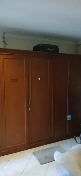 Lemari Kayu Besar