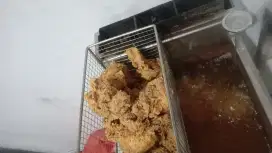 Juru masak fried chicken