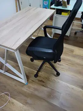 Satu set meja kursi kantor