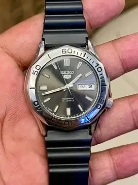 seiko five grey dial automatic