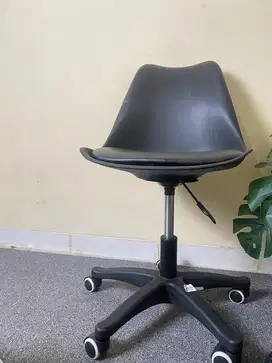 Kursi Kantor Roda Minimalis – Warna Hitam | Jarang Dipakai!