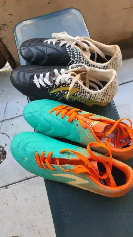 Sepatu bola specs