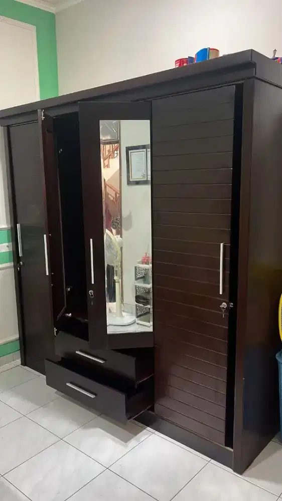 Lemari Besar Pemakaian 2 Bulan