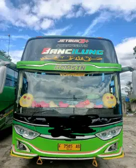 Big Bus Pariwisata Merk Mercedes Benz Tahun 2008