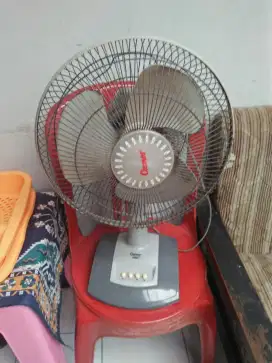 Kipas angin duduk COSMOS