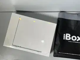 MacBook Air 13 inch M4 2025 BARU