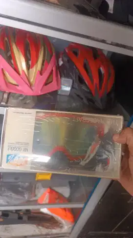 Helm & kaca mata sepeda