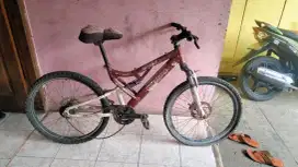 Di jual sepeda gunung polygong aloy uk 24 kondisi gtu adanya