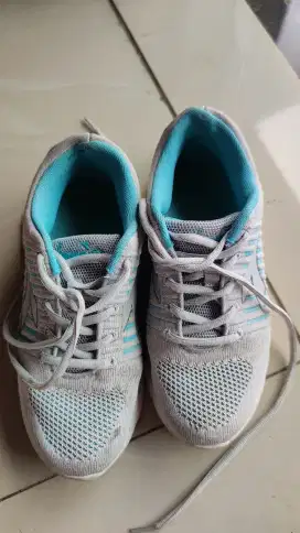 Sepatu diadora wanita
