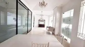 Sewa Rumah Usaha Modern 3,5 Lantai Strategis di Kebayoran Baru