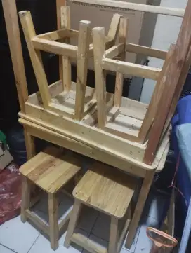 Meja dan bangku kayu