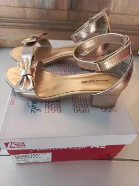 Sepatu pesta anak