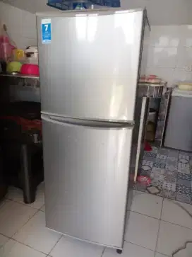 kulkas 2 pintu AQUA