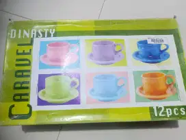 Gelas kopi dan teh dan soucernya