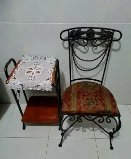 Set kursi besi mewah dan meja tempat gelas