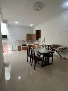Faba. Rumah Disewakan di Cluster Taman Beverly Lippo Cikarang