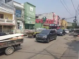 Bangunan Luas Eks Rumah Klinik Lokasi Komersil di Pinggir jalan Bekasi