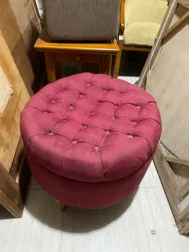 Kursi puff bulat merah