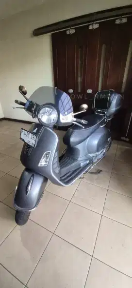 Dijual Murah Low KM Vespa GTS 150 3V Tahun 2014 Full Accessories