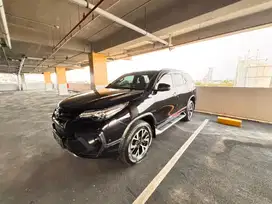 Fortuner TRDS 2018 hitam Low KM