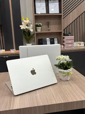 Macbook air M2 16/256 Starlight