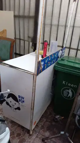 Meja booth minuman