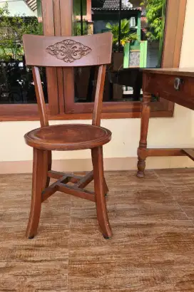 Kursi kayu jati solid bernilai estetika