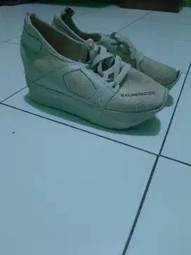 Sepatu sneakers wanita/ sepatu tinggi wanita