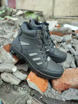 Sepatu Safety Tracking Black Keux