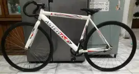 Sepeda Fixie rakitan doltrap bekas kondisi bagus jarang pake.