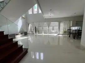 DISEWAKAM RUMAH GRAHA FAMILY SEMI FURNISH TERAWAT SIAP HUNI