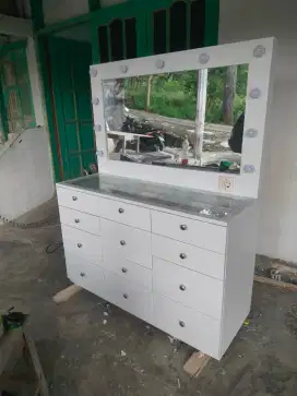 Meja rias minimalis