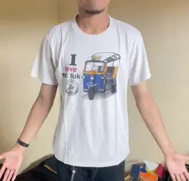 Kaos I Love Tuk Tuk – Desain Unik Transportasi Ikonik Thailand