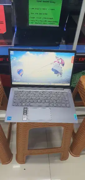 Lenovo slim 3 i3 gen 12.