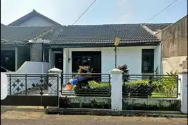 Rumah lama terawat hitung tanah di Antapani depan taman murah