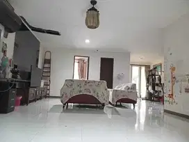 Dijual rumah 2 lt 10 x 22 m2 di Green court ada 5+1 kt 3+1 kt semi fur