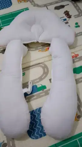 Bantal peluk bayi