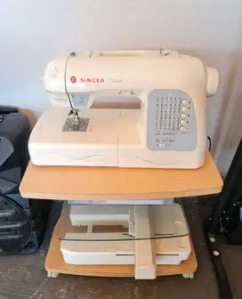 Dijual mesin jahit bordir merk Singer Futura XL 400