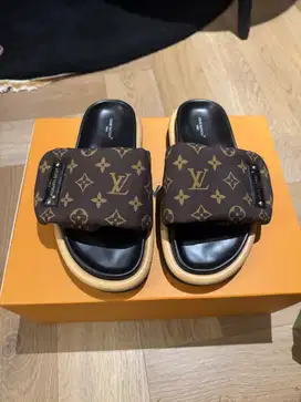 Bu Pool pillow louis vuitton size 38 (new)