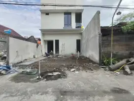 Rumah dua lantai Utara stadion Maguwoharjo