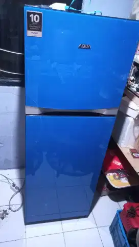 Kulkas Aqua dua pintu semi inverter lowwat