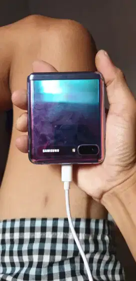 Samsung Z Flip Ram 8/256gb Minus Layar Gelap, Mesin Msh Normal