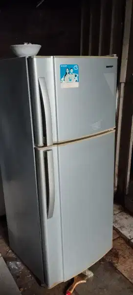 Kulkas 2 pintu merk Sharp