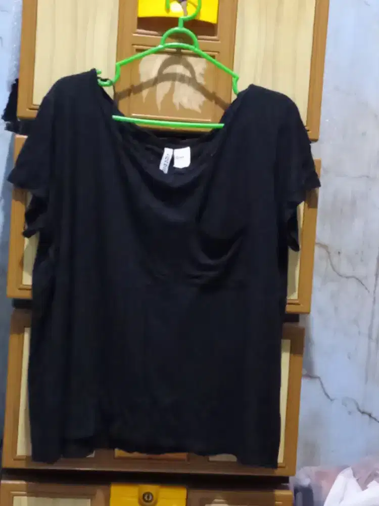 Kaos Hitam H&M ori size M