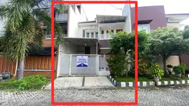 Rumah minimalis Tenggilis 2 lantai