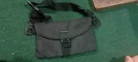 Tas selempang hitam