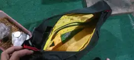 Tas selempang hitam besar